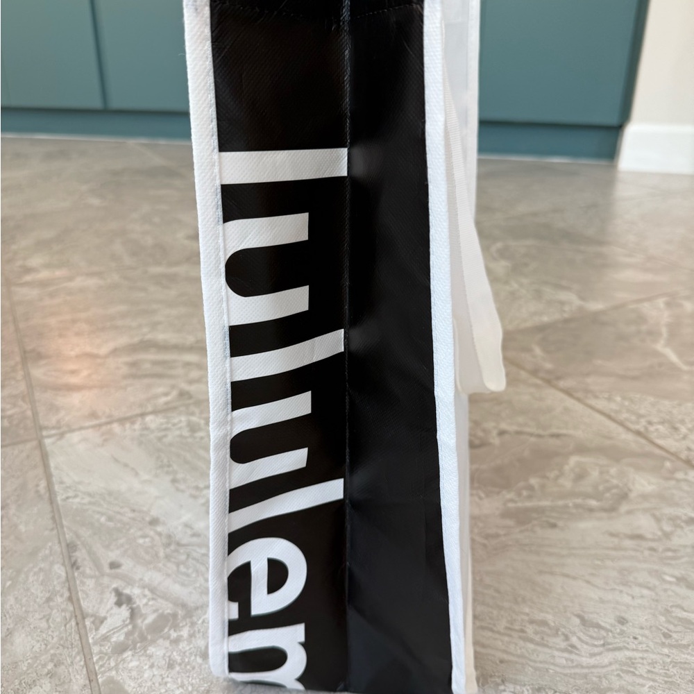 lululemon Large White and Black Tote Bag - Picture 4 of 10